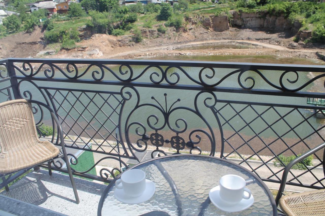Готель River House Umanʼ 外观 照片